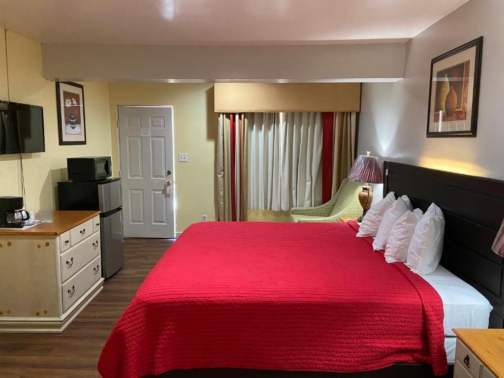 Delux Inn Clearwater room 3