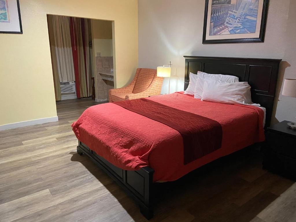 Delux Inn Clearwater room 7